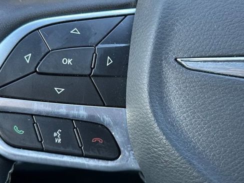 Used 2025 Chrysler Pacifica Select image 25