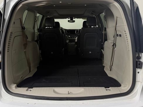 Used 2019 Chrysler Pacifica Limited FWD image 11