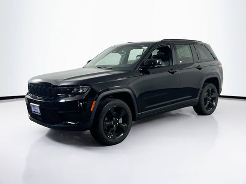 Used 2023 Jeep Grand Cherokee Altitude image 1