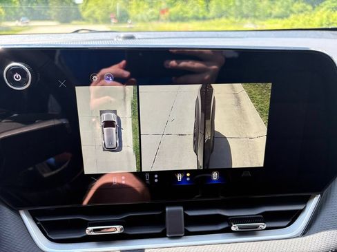 New 2026 Chevrolet Equinox LT w/ Convenience Package II FWD image 29