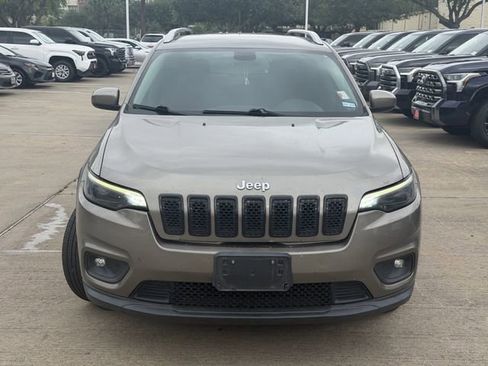 Used 2019 Jeep Cherokee Latitude w/ Popular Appearance Group FWD image 2