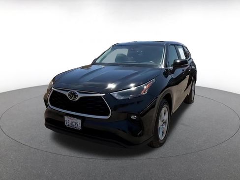 Used 2025 Toyota Highlander LE FWD image 7