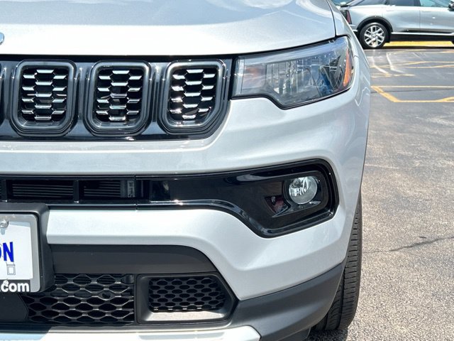 Used 2025 Jeep Compass Limited AWD/4WD image 3