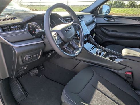 New 2025 Jeep Grand Cherokee Laredo X image 9