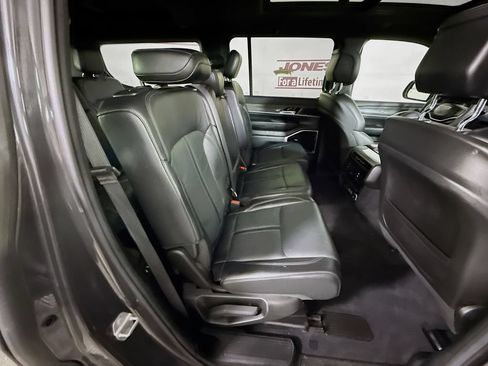 Used 2022 Jeep Wagoneer Series III w/ Premium Group I AWD/4WD image 35