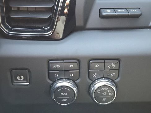 Used 2024 GMC Sierra 2500 AT4 w/ Technology Package AWD/4WD image 15