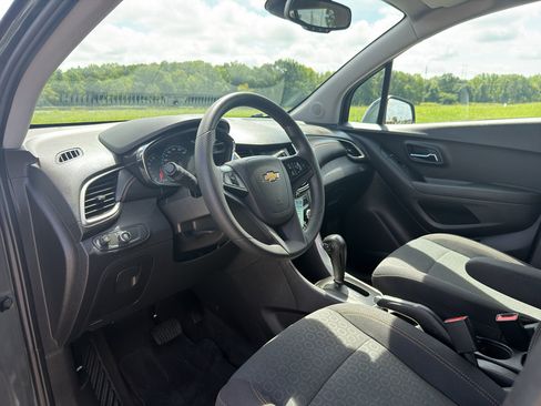 Used 2020 Chevrolet Trax LS w/ Tint and Cruise Package FWD image 10