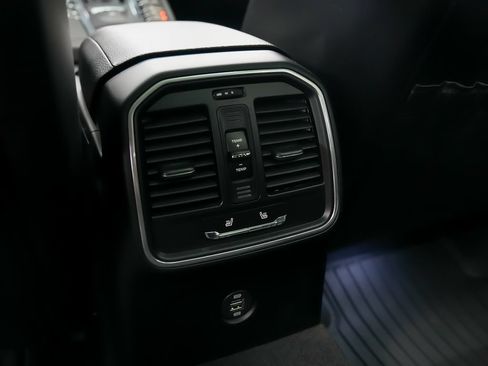 Used 2018 Porsche Macan AWD/4WD image 19
