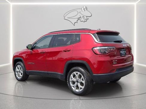 Used 2025 Jeep Compass Latitude w/ Sun & Sound Group AWD/4WD image 3