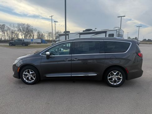 Used 2017 Chrysler Pacifica Limited image 6
