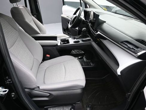 Used 2025 Toyota Sienna LE image 33