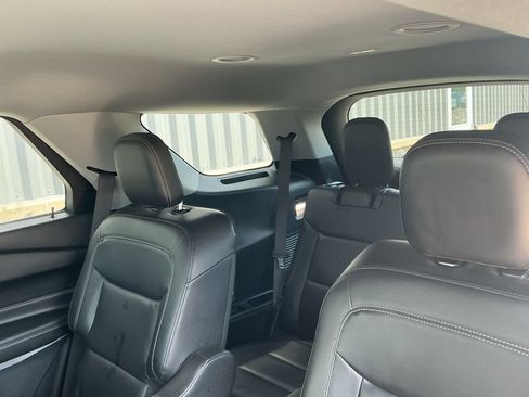 Used 2022 Ford Explorer XLT w/ Equipment Group 202A AWD/4WD image 18