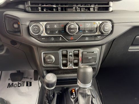 Used 2025 Jeep Wrangler Unlimited Sahara AWD/4WD image 20