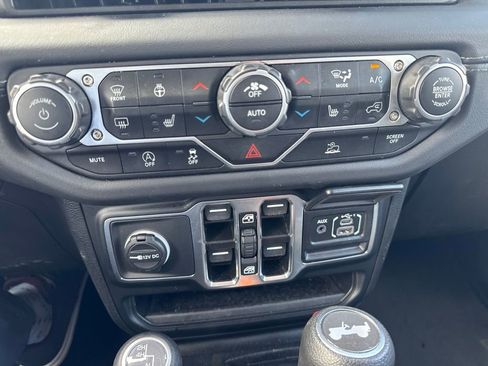 Used 2025 Jeep Wrangler Unlimited Sahara AWD/4WD image 17