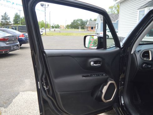 Used 2017 Jeep Renegade Latitude w/ Cold Weather Group AWD/4WD image 22