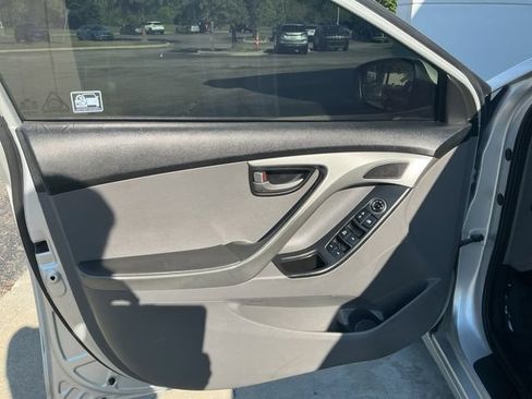 Used 2015 Hyundai Elantra SE FWD image 13