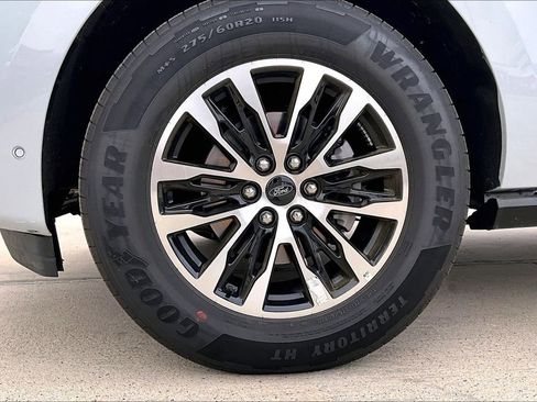 Used 2025 Ford Expedition Platinum image 11