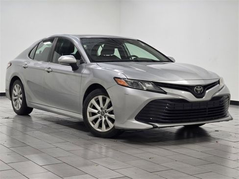 Used 2019 Toyota Camry LE image 2