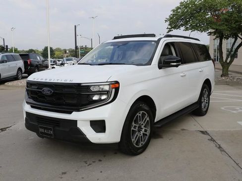 Used 2025 Ford Expedition Active AWD/4WD image 3