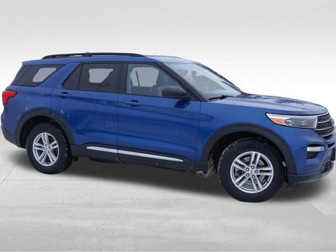 Certified 2022 Ford Explorer XLT w/ Equipment Group 202A image 3