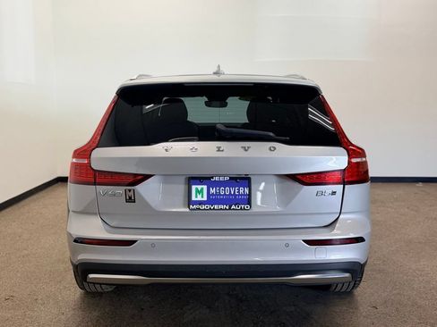 Used 2025 Volvo V60 B5 Cross Country Plus AWD/4WD image 4