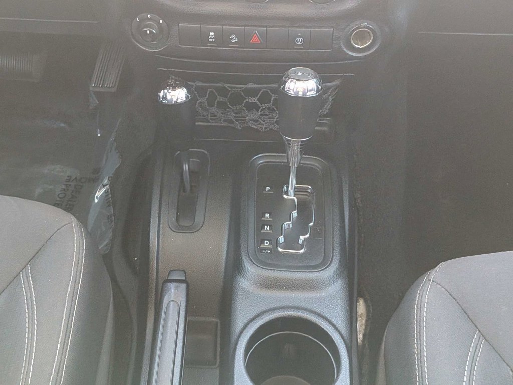 Used 2018 Jeep Wrangler Unlimited Sahara w/ Connectivity Group AWD/4WD image 18