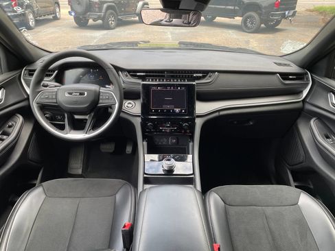 Used 2025 Jeep Grand Cherokee Altitude RWD image 25