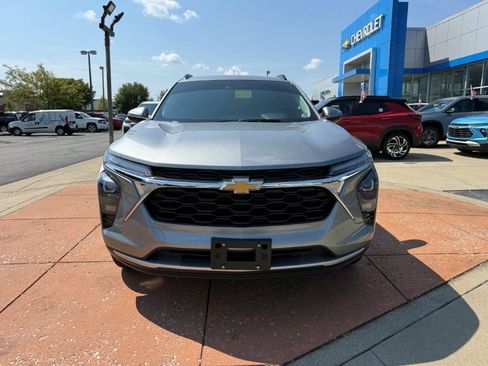 Used 2025 Chevrolet Trax LT FWD image 2