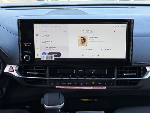 Used 2026 Toyota Sienna Platinum image 3