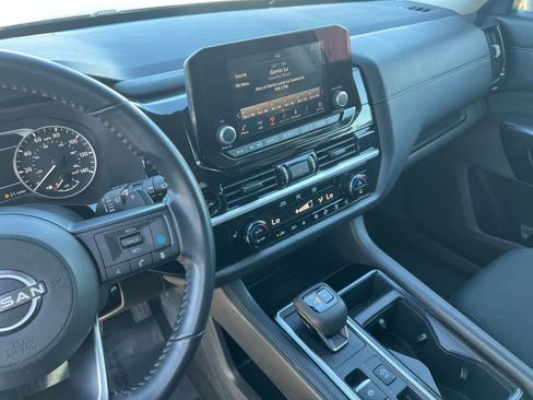 Used 2025 Nissan Pathfinder SV image 18