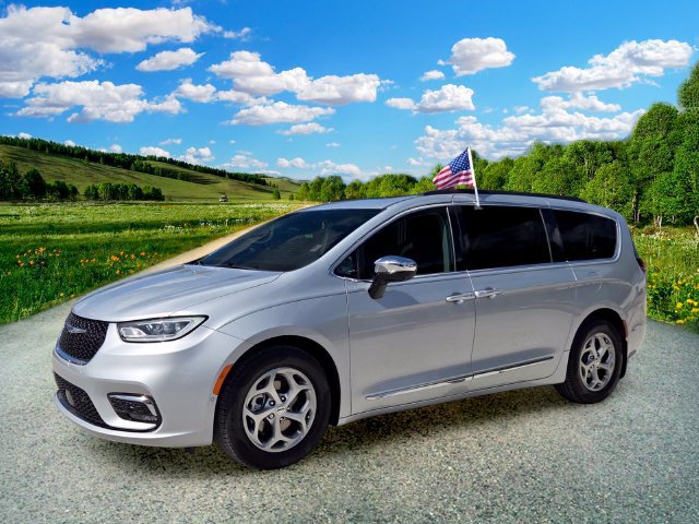 Used 2023 Chrysler Pacifica Limited FWD image 2