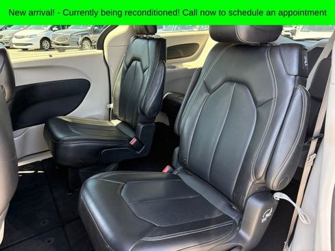 Used 2023 Chrysler Pacifica Touring-L image 10