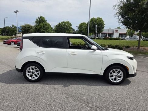 Used 2025 Kia Soul LX w/ LX Technology Package FWD image 9