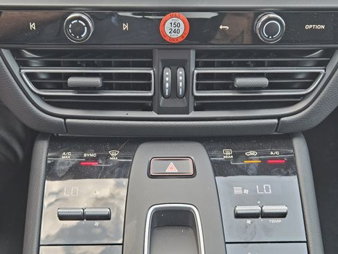 Certified 2026 Porsche Macan AWD/4WD image 19