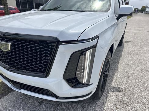 Used 2026 Cadillac Escalade ESV Platinum Sport w/ LPO, ONYX Package AWD/4WD image 9