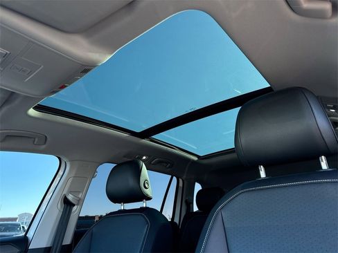 Used 2022 Volkswagen Tiguan SE w/ Panoramic Sunroof Package image 21