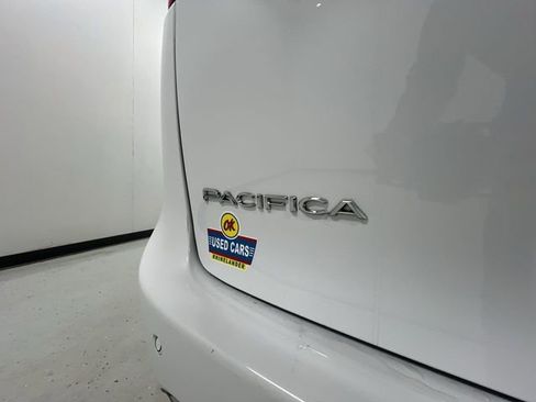 Used 2024 Chrysler Pacifica Touring-L image 30