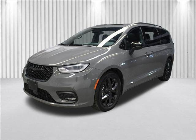Certified 2025 Chrysler Pacifica Limited FWD image 8