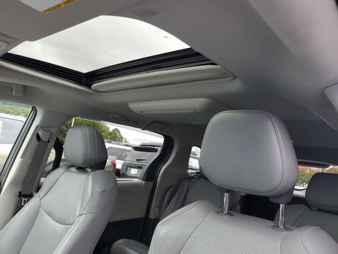 Used 2022 Toyota Sienna Limited image 19