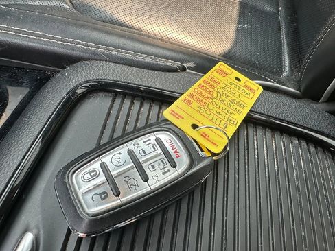 Used 2021 Chrysler Pacifica Limited w/ S Appearance Package AWD/4WD image 8