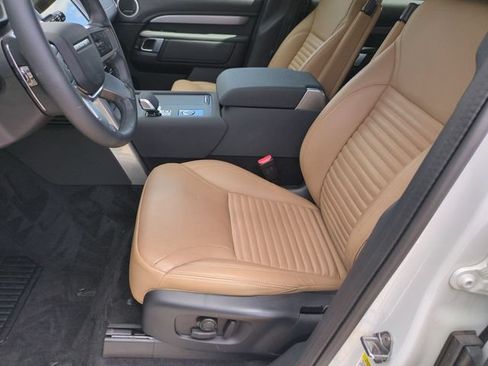Used 2025 Land Rover Discovery Dynamic SE AWD/4WD image 12