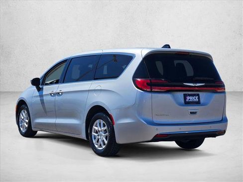Used 2023 Chrysler Pacifica Touring-L FWD image 9