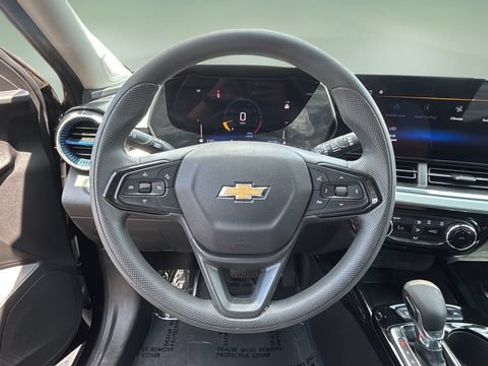 Used 2025 Chevrolet Trax LT FWD image 12