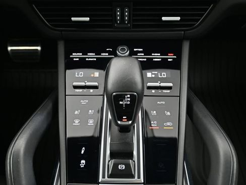 Certified 2022 Porsche Cayenne Turbo AWD/4WD image 18