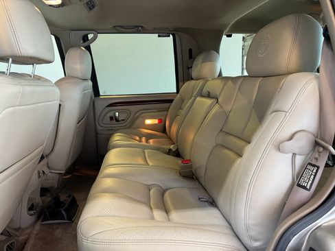 Used 2000 Cadillac Escalade Luxury image 24