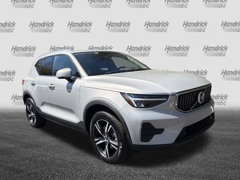 Certified 2025 Volvo XC40 B5 Core image 2