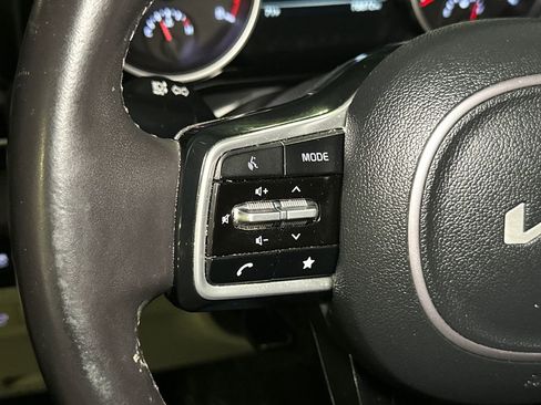 Used 2024 Kia Carnival EX FWD image 22