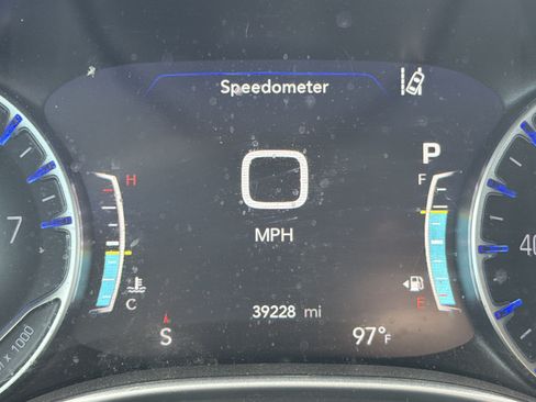 Used 2023 Chrysler Pacifica Touring-L FWD image 2