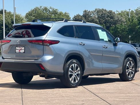 Used 2023 Toyota Highlander XLE FWD image 4