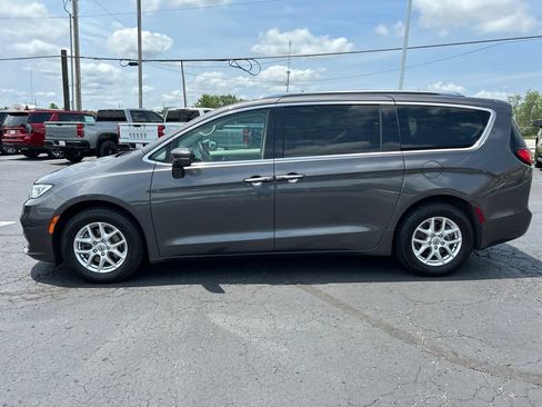 Used 2021 Chrysler Pacifica Touring-L w/ Premium & Safety Sphere Group FWD image 8